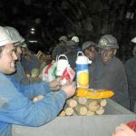 Los mineros reciben comida y ropa de los suyos cada día desde su encierro