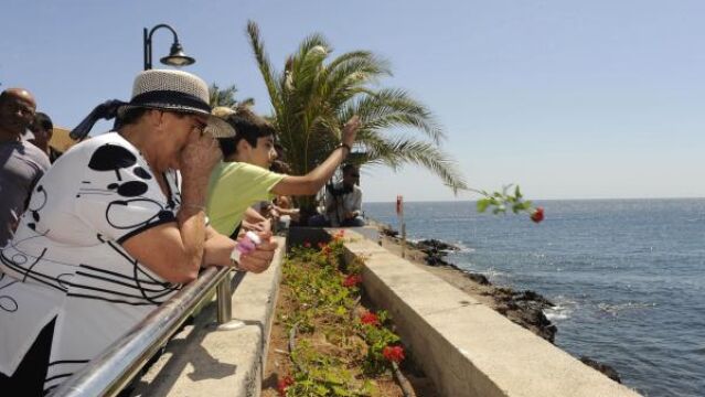 Los familiares realizaron ayer una ofrenda floral en Ojos de Garza, junto al aeropuerto de Gran Canaria