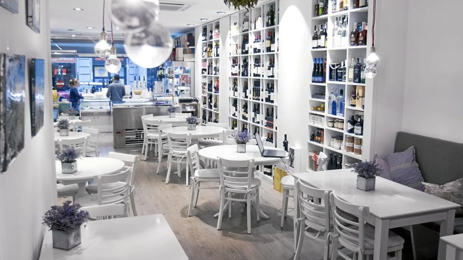 La idea del espacio era integrar en un mismo local restaurante, tienda y cátering, lo que se ha logrado con una puesta en escena que invita a entrar y descubrir lo que hay en su interior
