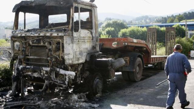 Estado en el que ha quedado uno de los dos camiones que han sido calcinados/Efe