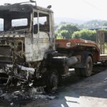 Estado en el que ha quedado uno de los dos camiones que han sido calcinados/Efe