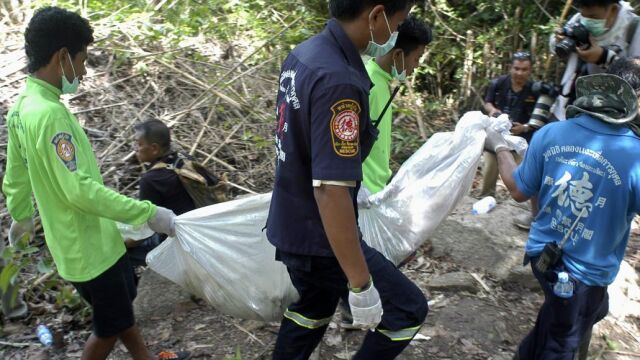Los equipos de rescate trasladan uno de los cuerpos.