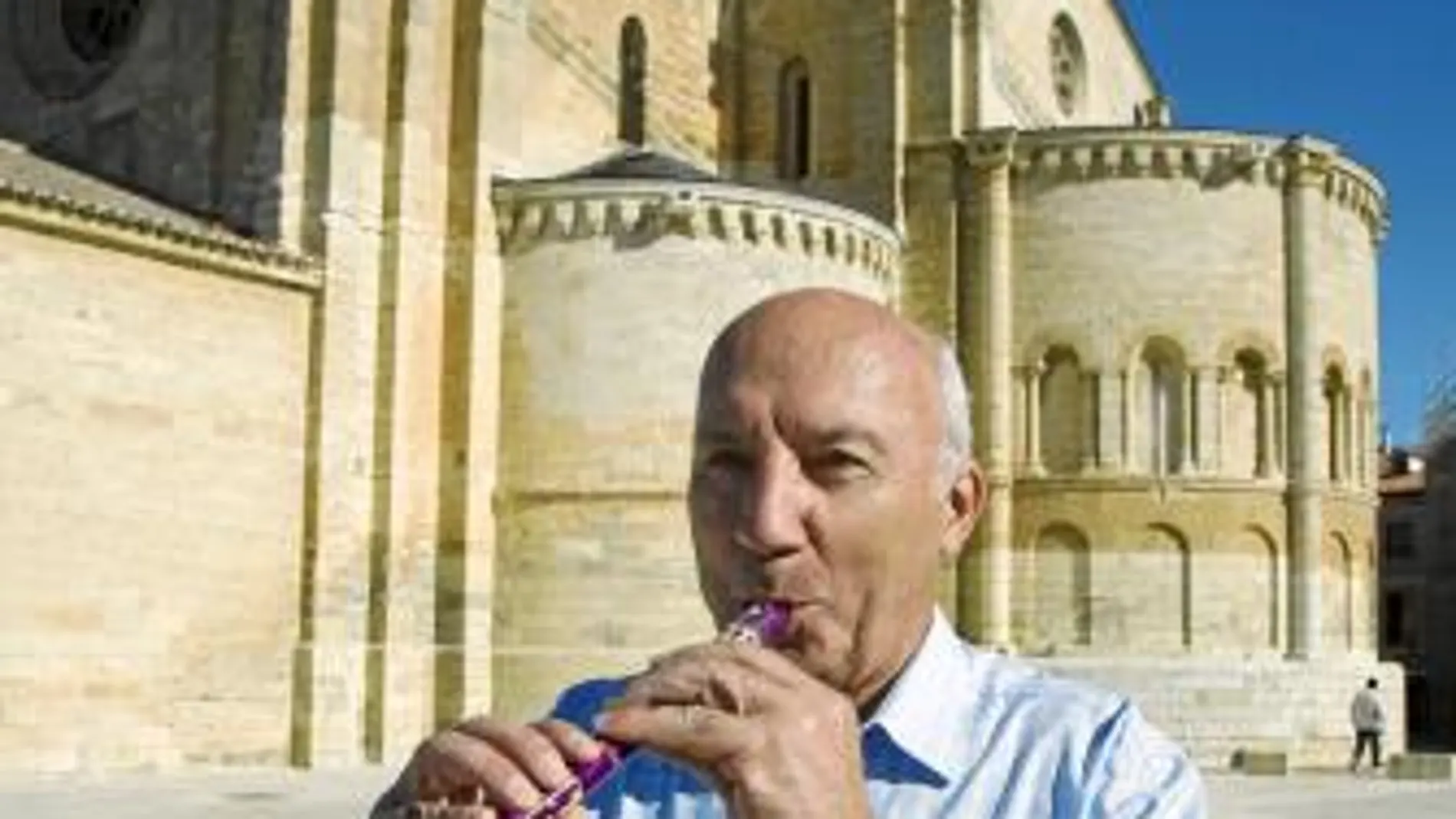 «Si uno trabaja diez horas diarias en el campo le hace falta un vino con fuerza», advierte Fariña. En la imagen, tocando la flauta, una de sus aficiones, delante de la colegiata de Toro (Zamora)