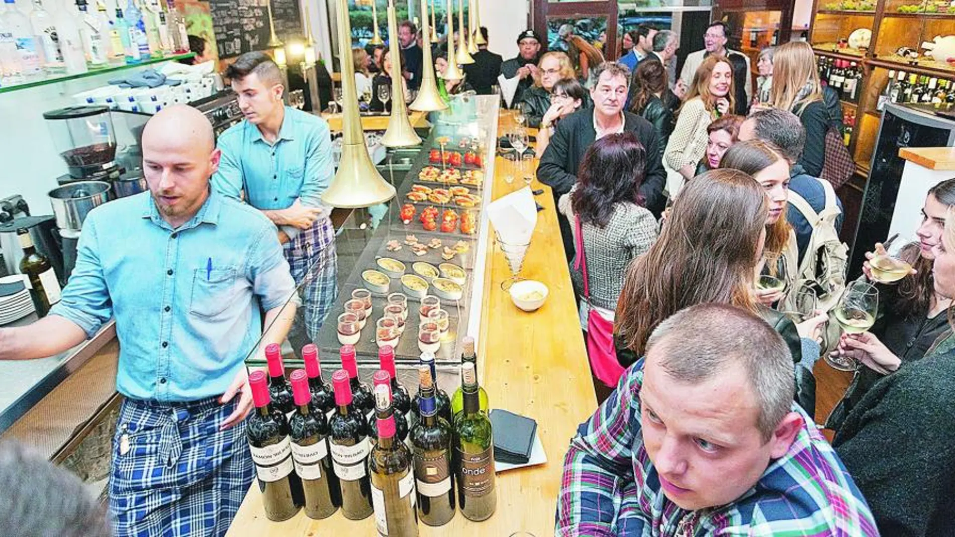 Imagen del día de la inauguración del Bar Zeruko Barcelona que congregó a una multitud de amantes de la buena comida