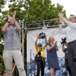 Pablo Iglesias compartió ayer escenario con la candidata de Ahora Madrid (la marca de Podemos en la capital), Manuela Carmena, y su candidato en la Comunidad, José Manuel López. La jueza defendió que «unos buscan el escándalo y la bronca, pero mi campaña es la del discurso tranquilo y la inteligencia»