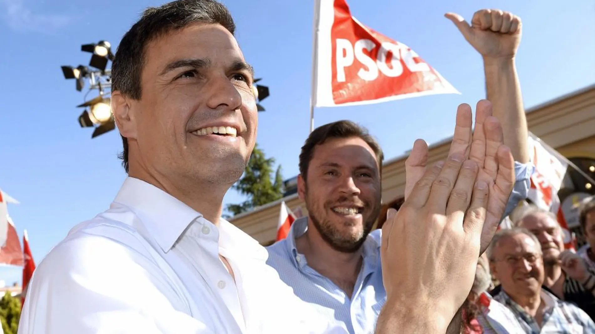 El secretario general del PSOE, Pedro Sánchez (i), junto al candidato socialista a la alcaldía de Valladolid, Óscar Puente (c)