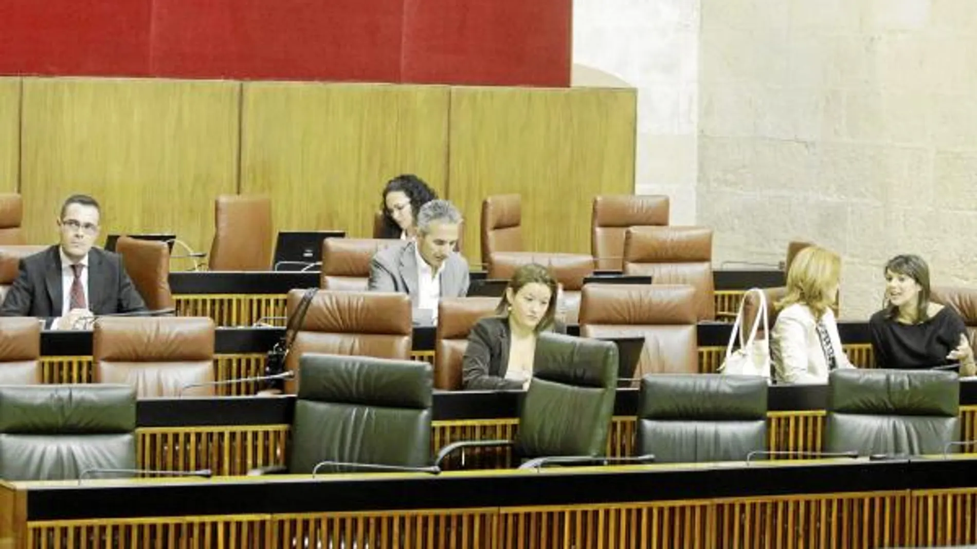 Griñán cambia el Parlamento por la llamada de Zapatero