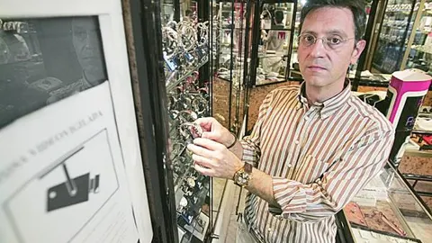 Pedro, en su joyería en el centro de Madrid