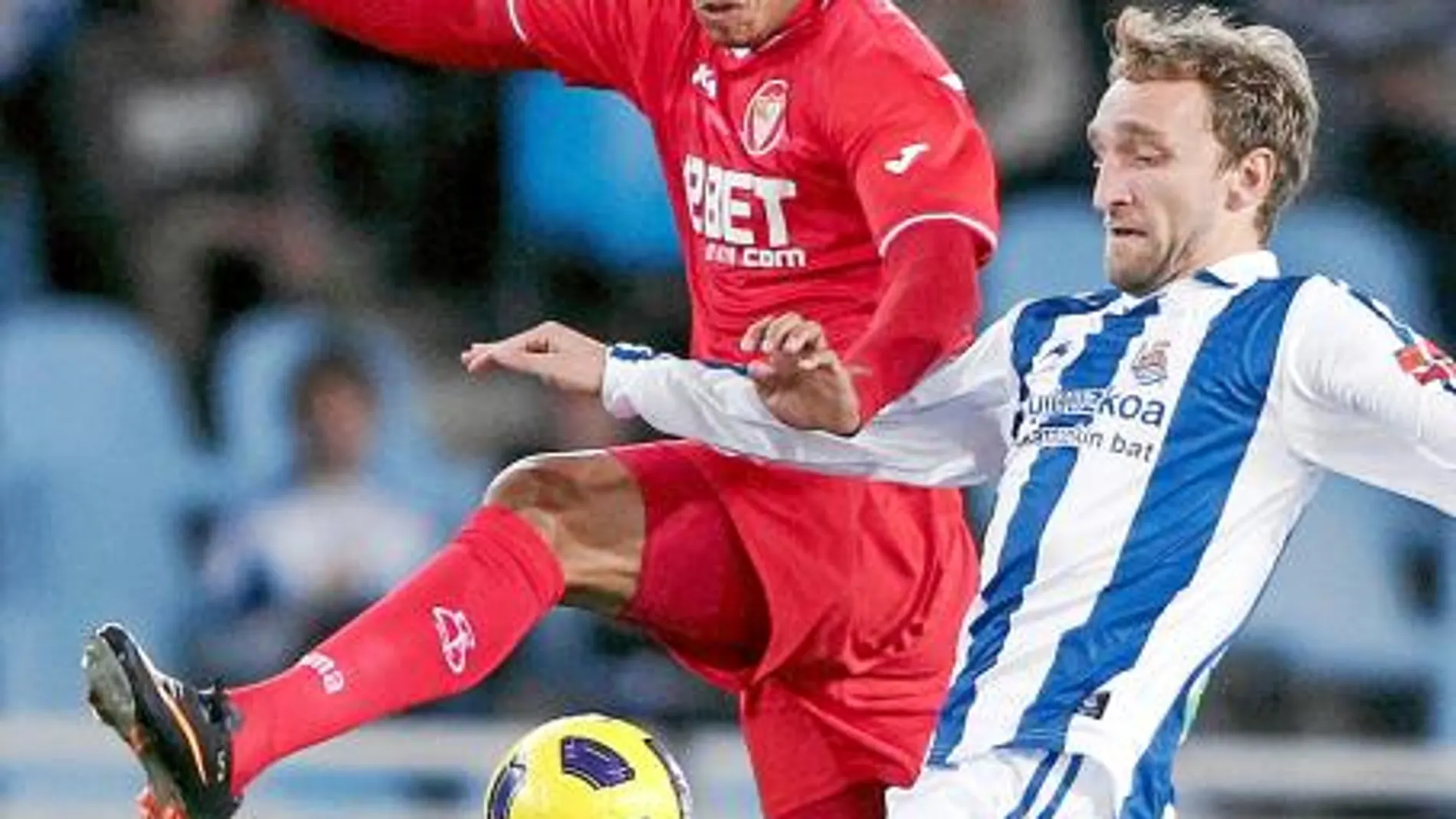 Diego Rivas y Luis Fabiano intentan controlar el balón