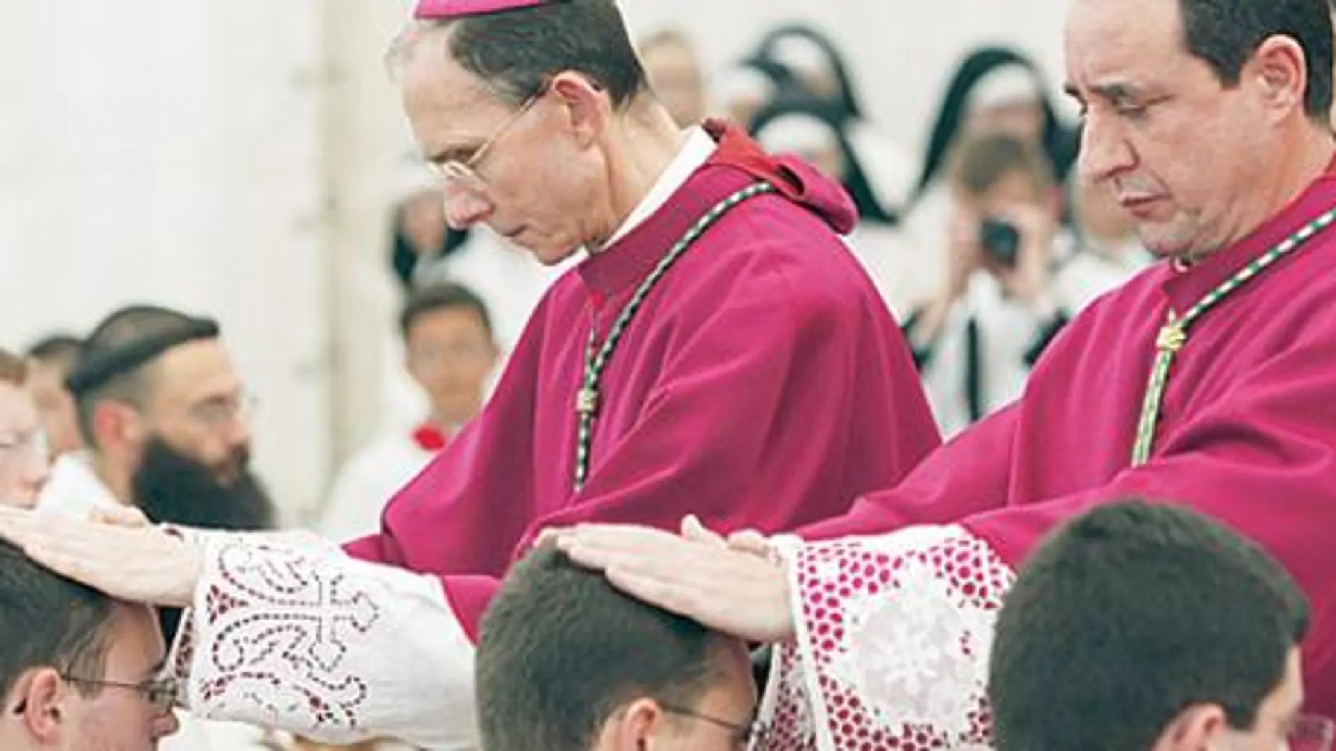 Milingo ordena a un obispo y los lefebvrianos a ocho sacerdotes