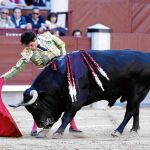 Miguel Abellán en un derechazo a un toro de El Puerto de San Lorenzo