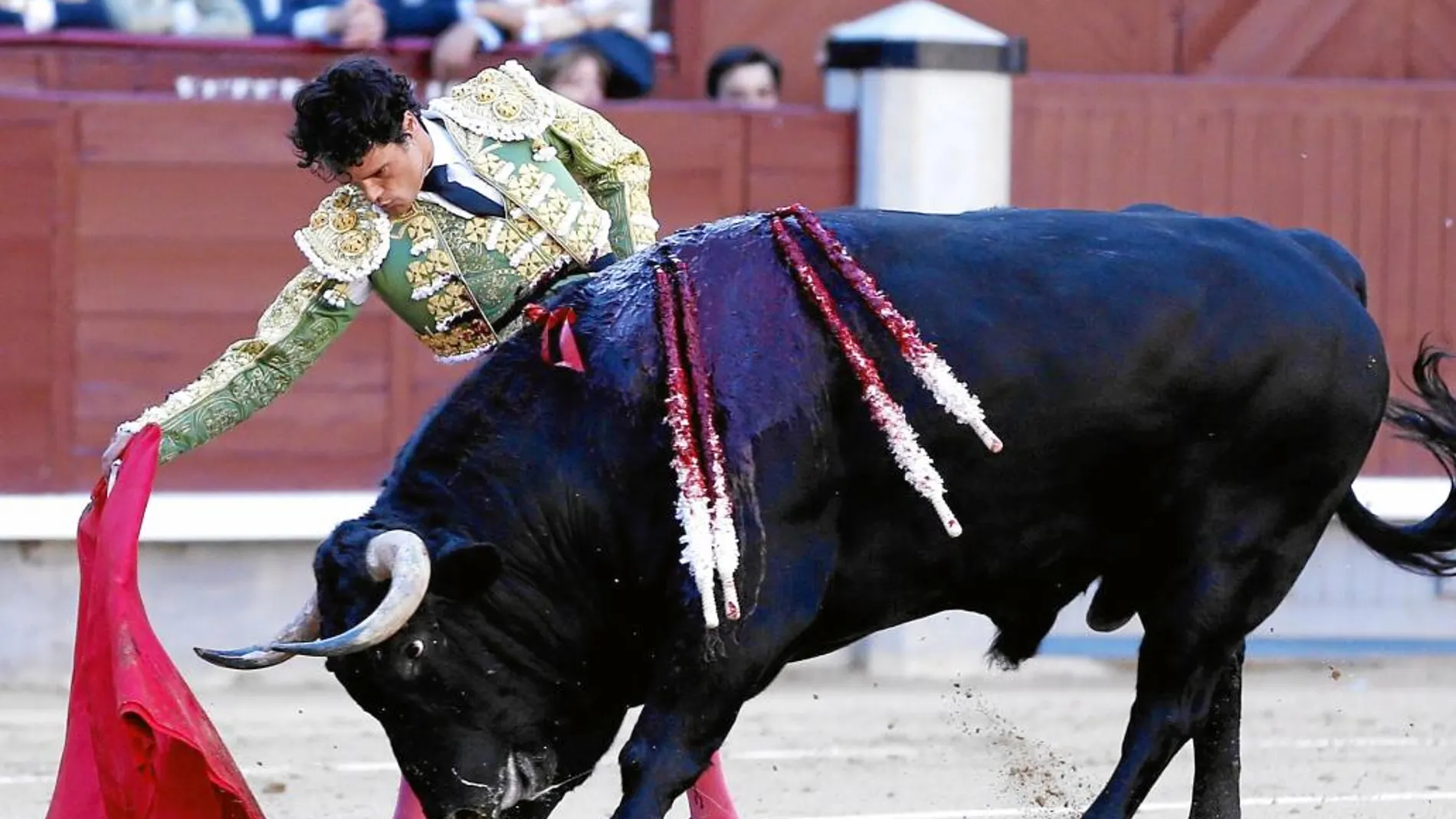 Miguel Abellán en un derechazo a un toro de El Puerto de San Lorenzo