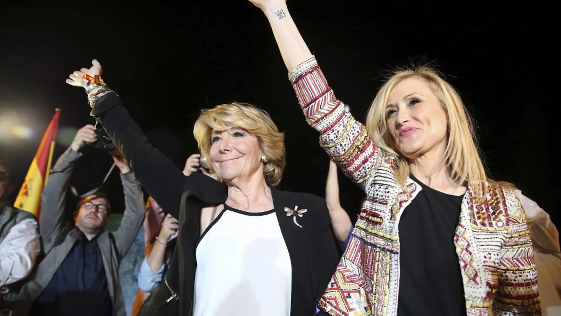 Las candidatas del PP a la Comunidad y el Ayuntamiento de Madrid, Cristina Cifuentes (d) y Esperanza Aguirre (i), abren la campaña electoral en un acto en los Jardines de Cecilio Rodríguez (Retiro).