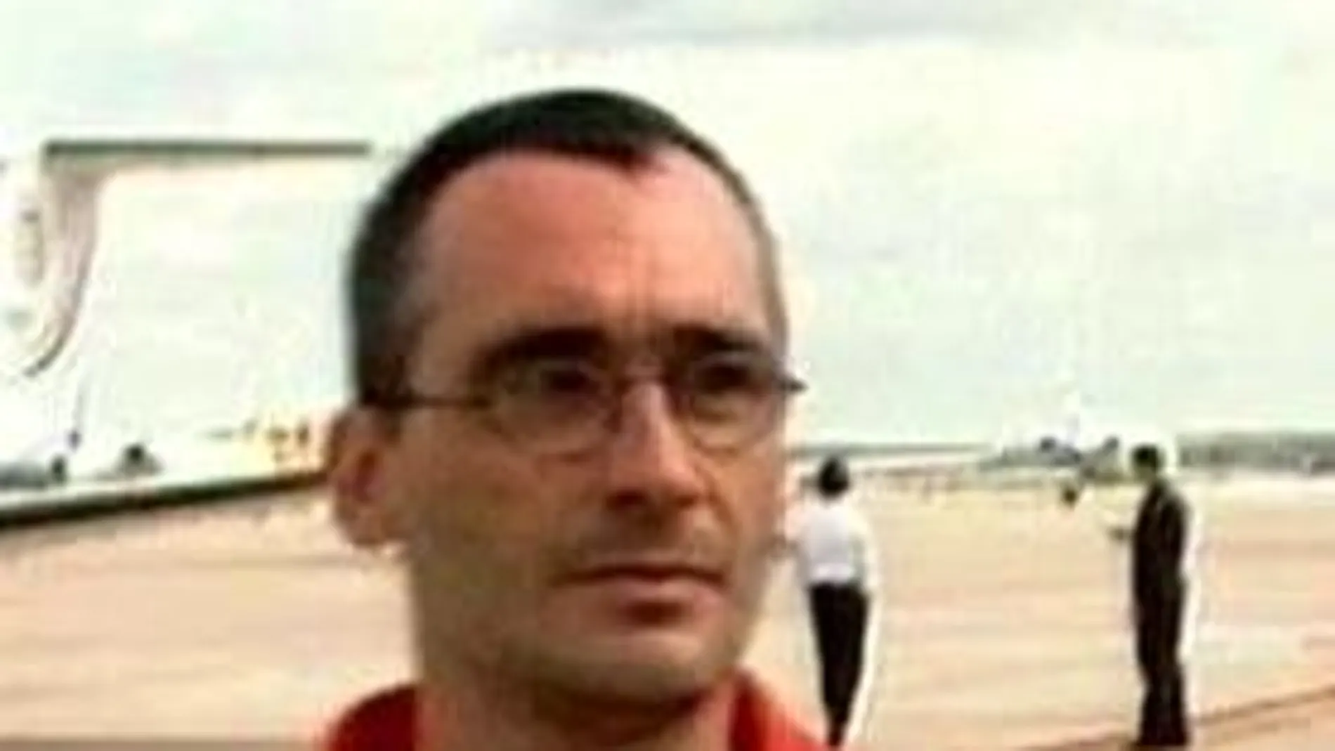 Agentes de la Policía española trasladaron hoy desde Francia al presunto miembro de la organización terrorista ETA Xavier Echevarría Jáuregui, detenido en el año 2003 en la localidad francesa de Bourges
