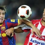 Bojan y Carrico disputan un balón