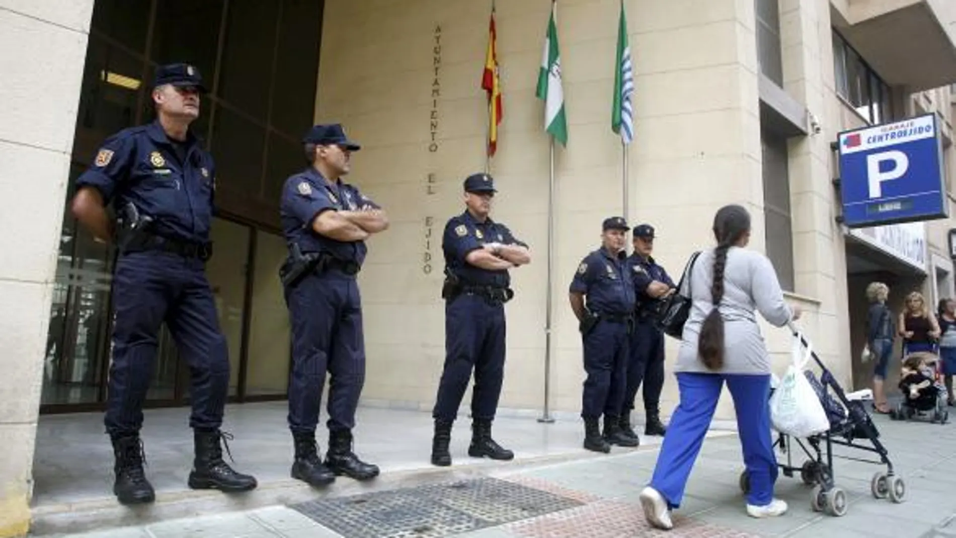 Policías custodian el Ayuntamiento de El Ejido, el pasado mes de octubre