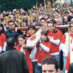 Jóvenes, antorchas y una cruz de 25 años, en procesión