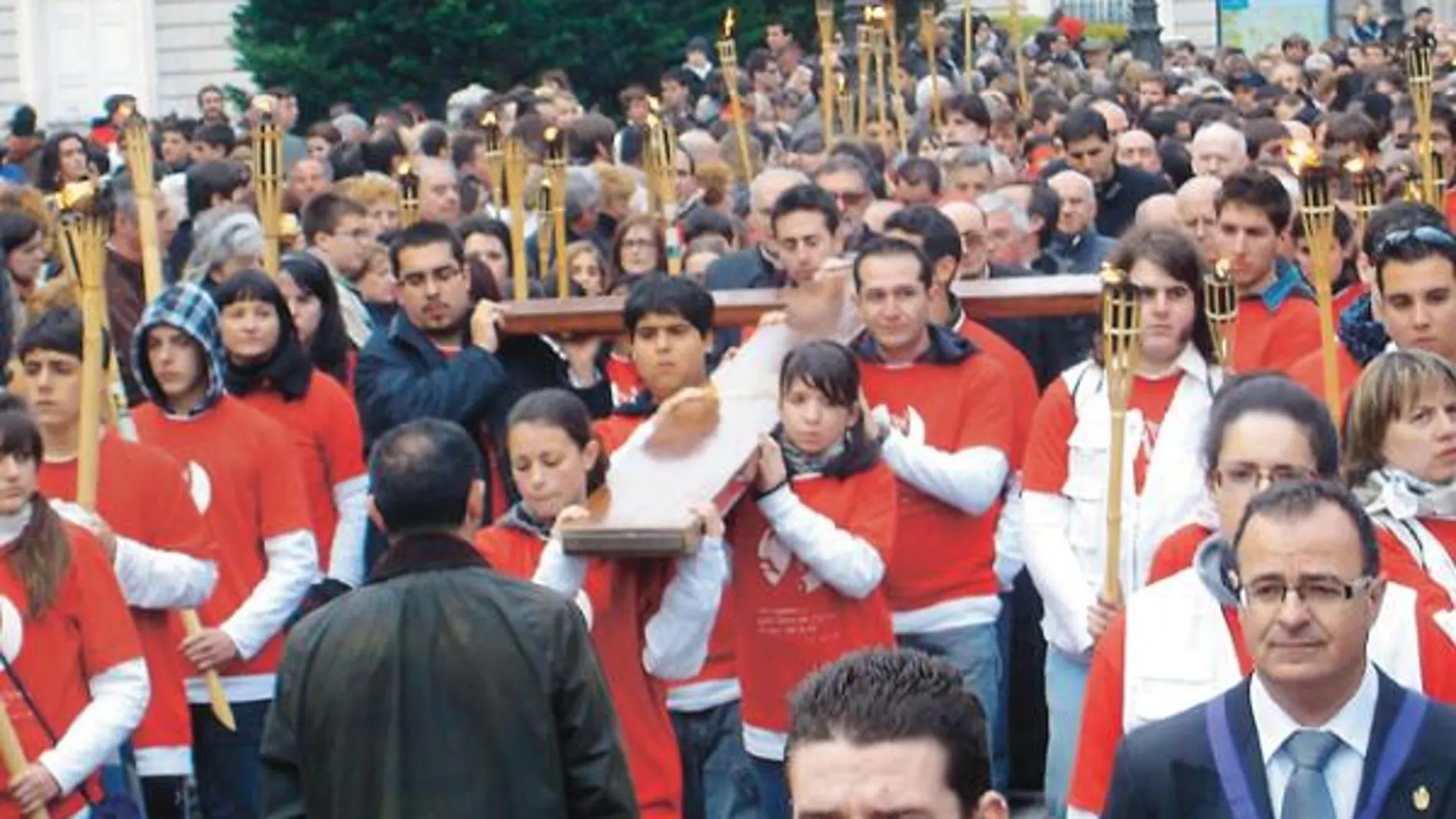 Jóvenes, antorchas y una cruz de 25 años, en procesión