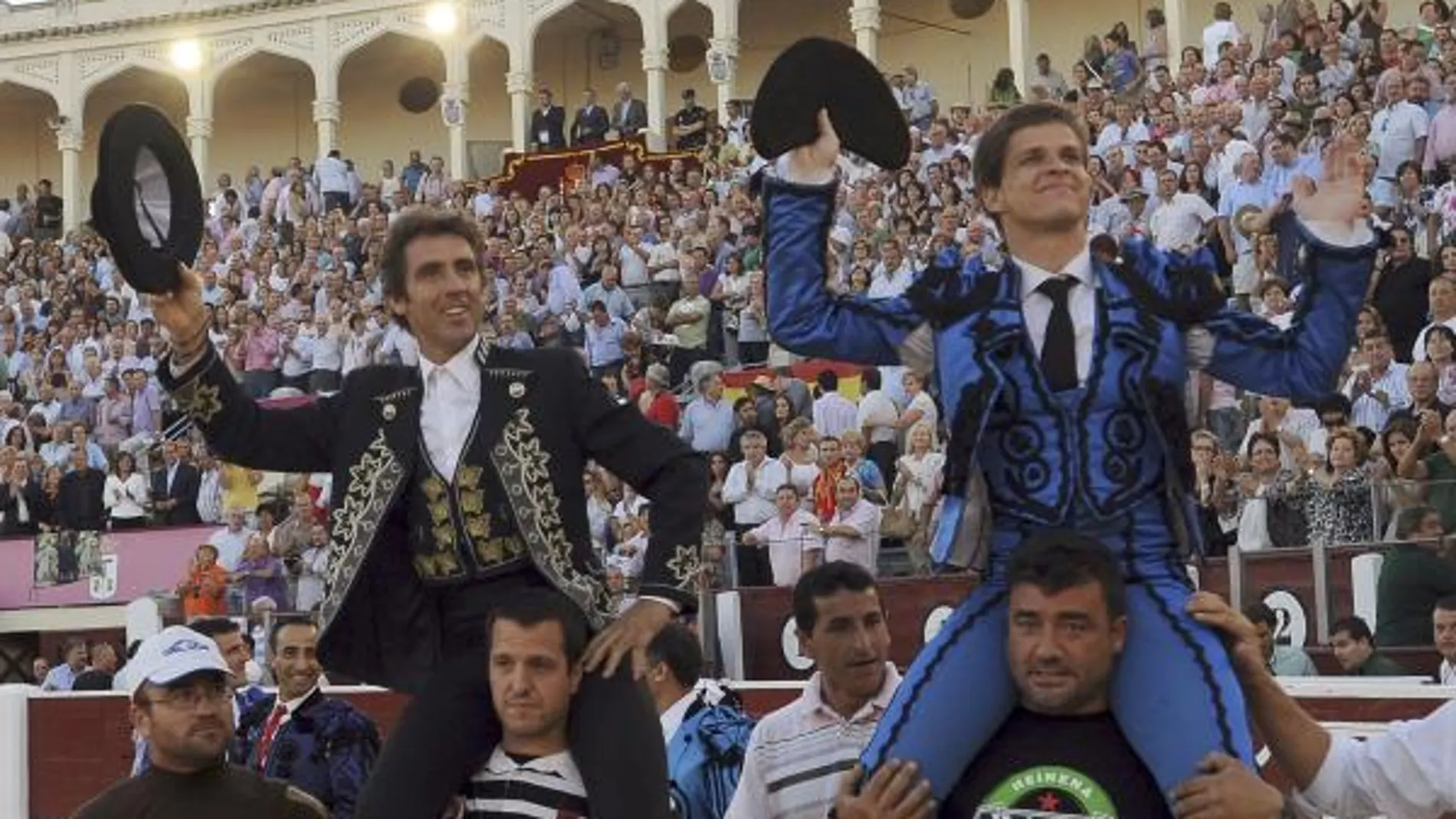 El rejoneador Pablo Hermoso de Mendoza (i) y el diestro Julián López "El Juli"salen a hombros tras la corrida goyesca que se ha celebrado hoy en Albacete con motivo del III Centenario de la Confirmación de la Feria.