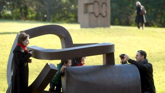 Los últimos visitantes del museo Chillida Leku, que cierra sus puertas indefinidamente, disfrutan hoy mientras se espera que se logre un acuerdo con las instituciones públicas que haga posible la viabilidad económica de este espacio, dedicado a la obra de