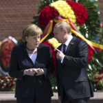 Putin habla con Merkel en el homenaje al soldado desconocido en Moscú
