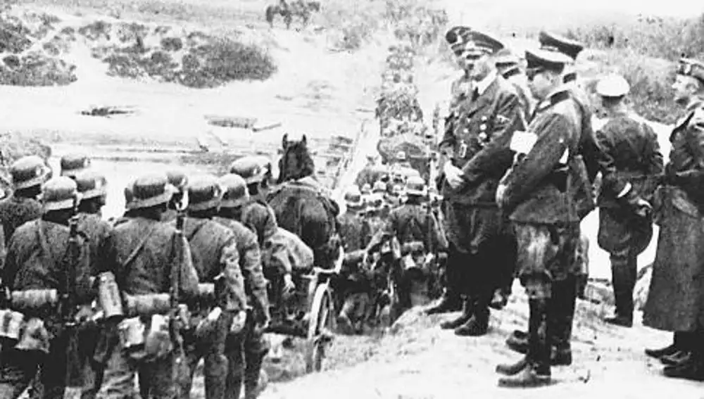 Hitler vigila las tropas alemanas que marchan hacia Polonia