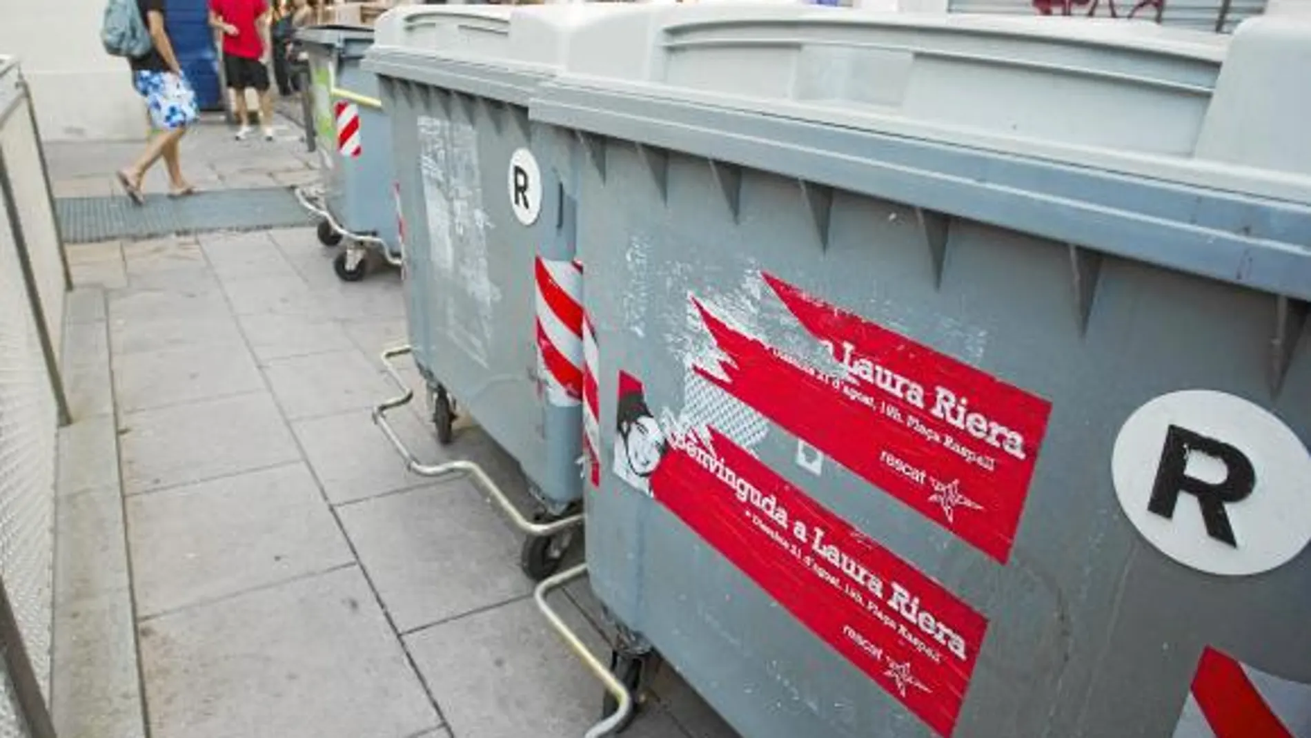 Imagen de los carteles que los promotores del homenaje han puesto en los contenedores de Gràcia. ©Miquel González/Shooting