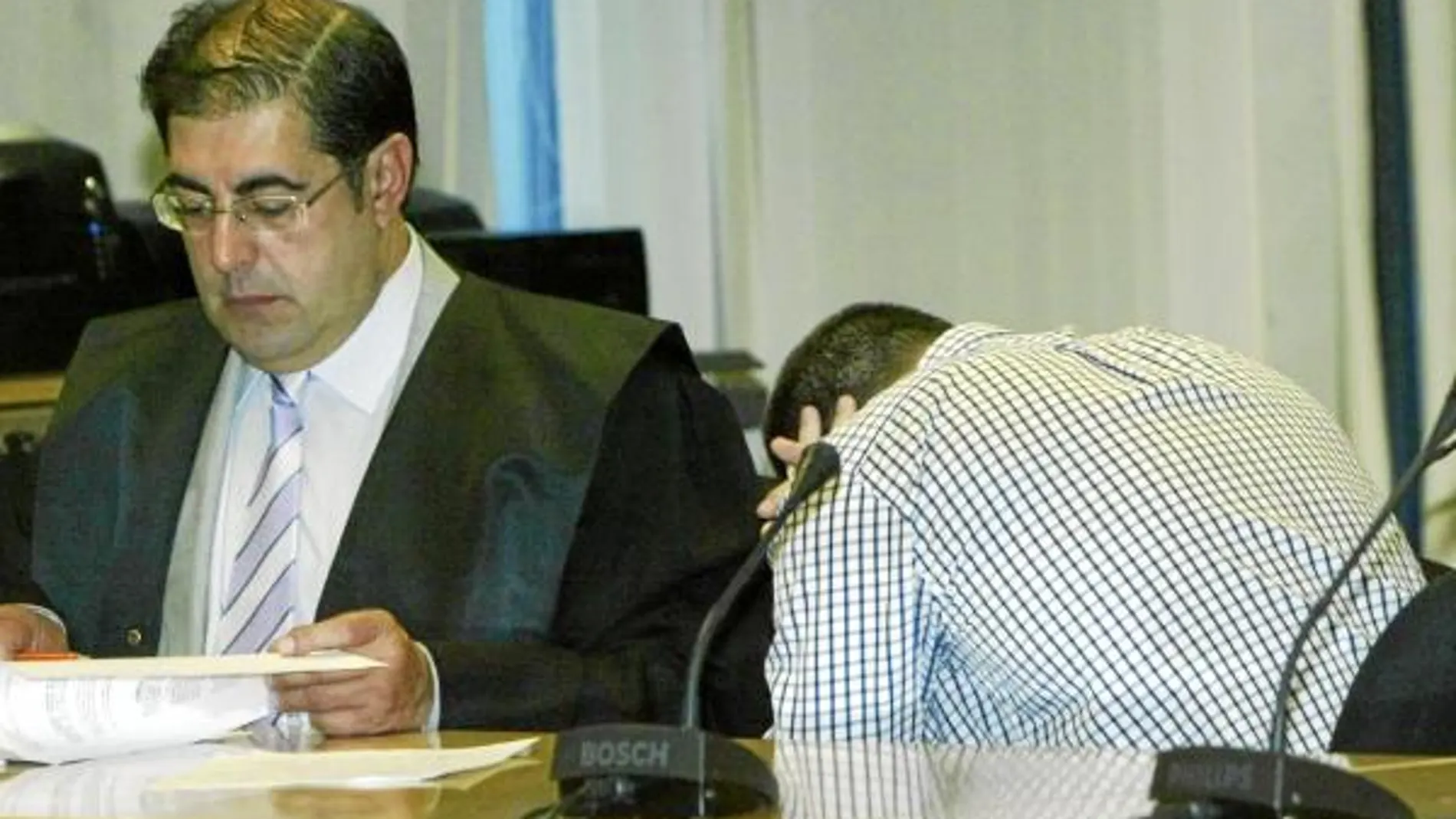 El condenado esconde su rostro, en un momento del juicio que se celebró en la Audiencia de Madrid