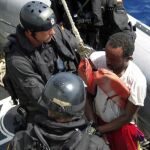 Los 13 piratas apresados por el «Marqués de la Ensenada» son entregados a Kenia