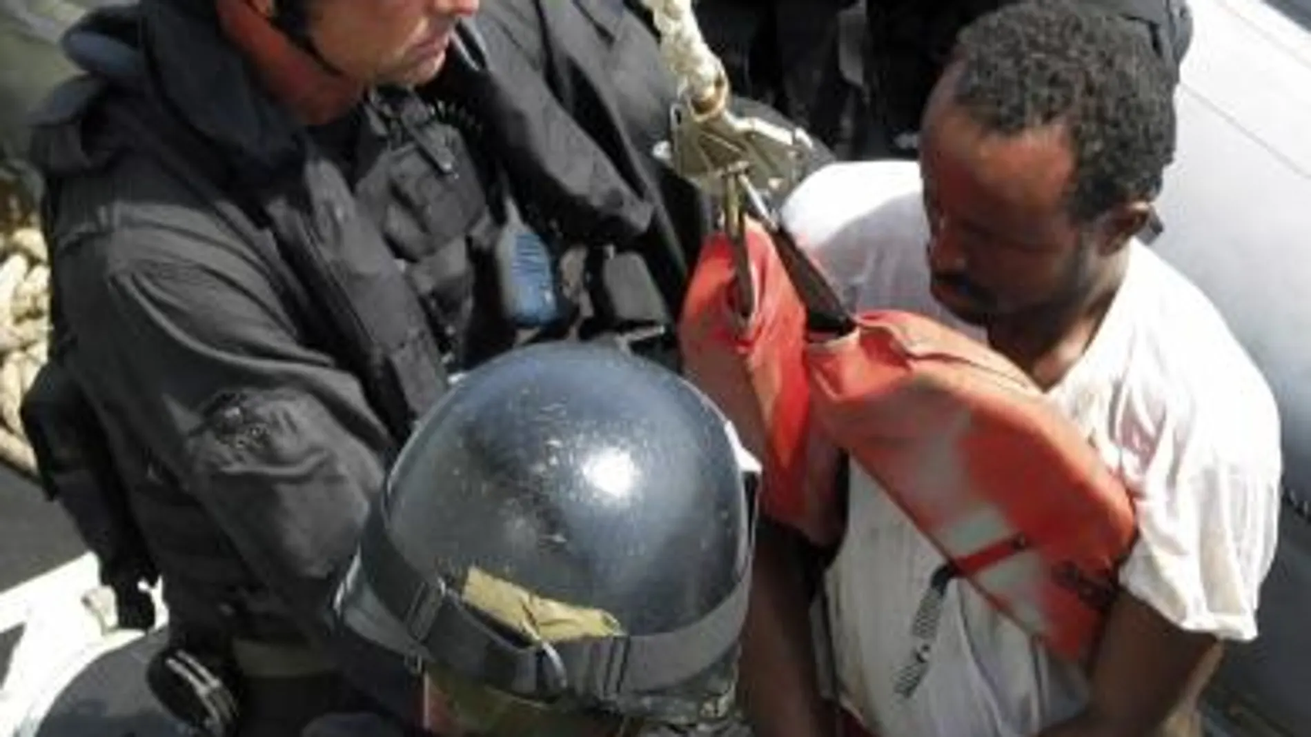 Los 13 piratas apresados por el «Marqués de la Ensenada» son entregados a Kenia