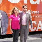 La candidata de C’s a la Generalitat, Carolina Punset, junto al candidato municipal, David Caballero, ayer en Elche