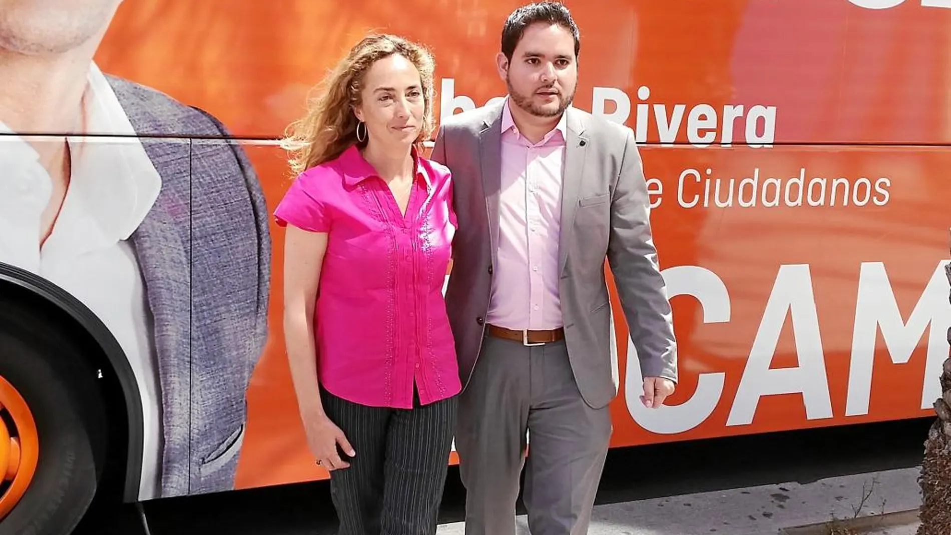 La candidata de C’s a la Generalitat, Carolina Punset, junto al candidato municipal, David Caballero, ayer en Elche