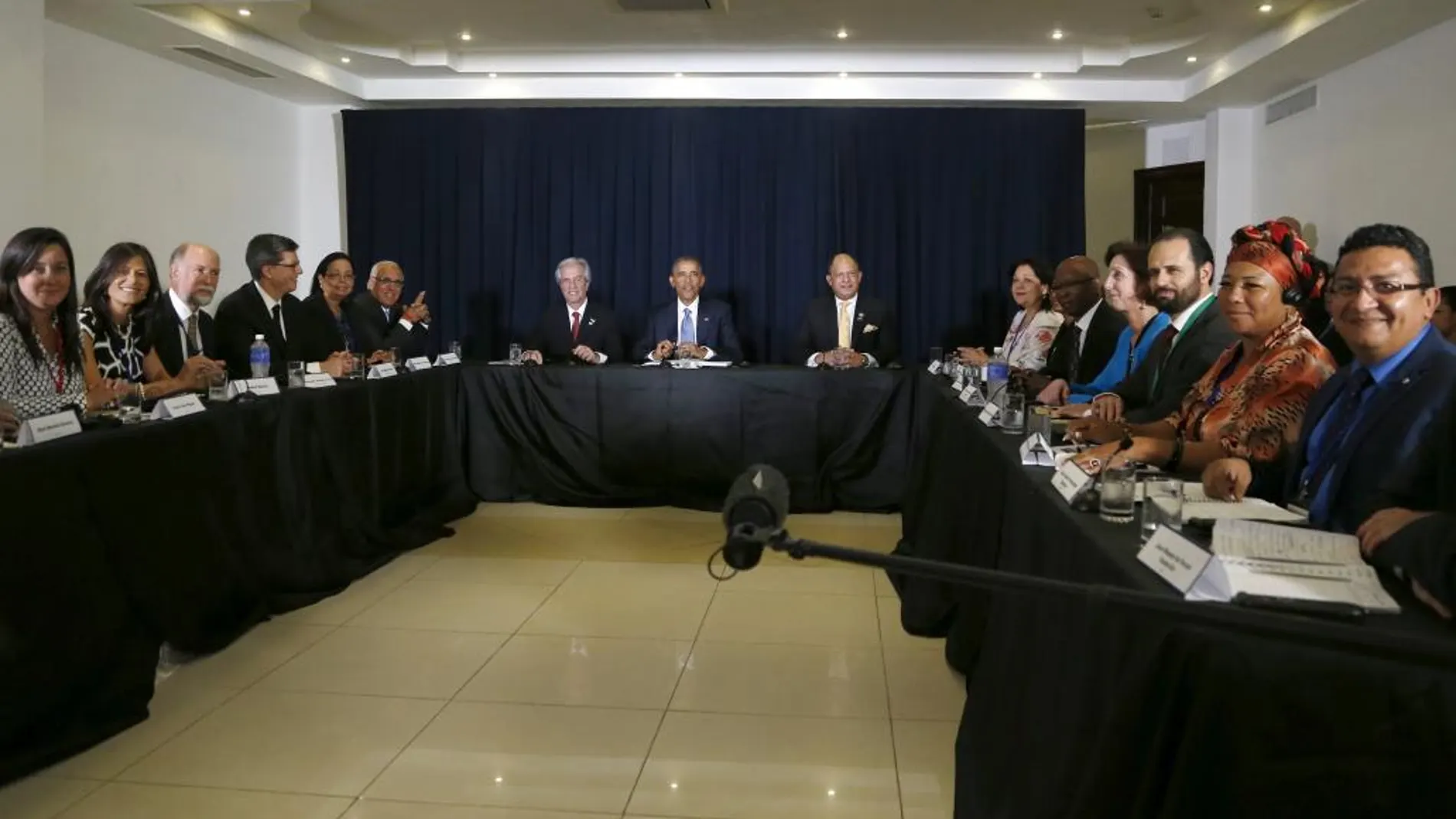 De izquierda a derecha, el presidente de Uruguay, Tabare Vazquez, Barack Obama y el presidente de Costa Rica, Luis Guillermo Solis, durante la reunión con líderes de la sociadad civil