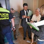 Los funcionarios judiciales encargados de realizar los desalojos reconocen que no se acostumbran a la tensión que se vive en los domicilios en los que tienen que actuar