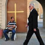 Un guardia vigila la entrada de la Iglesia de St. Joseph en el barrio cristiano de Ankawa, Irak