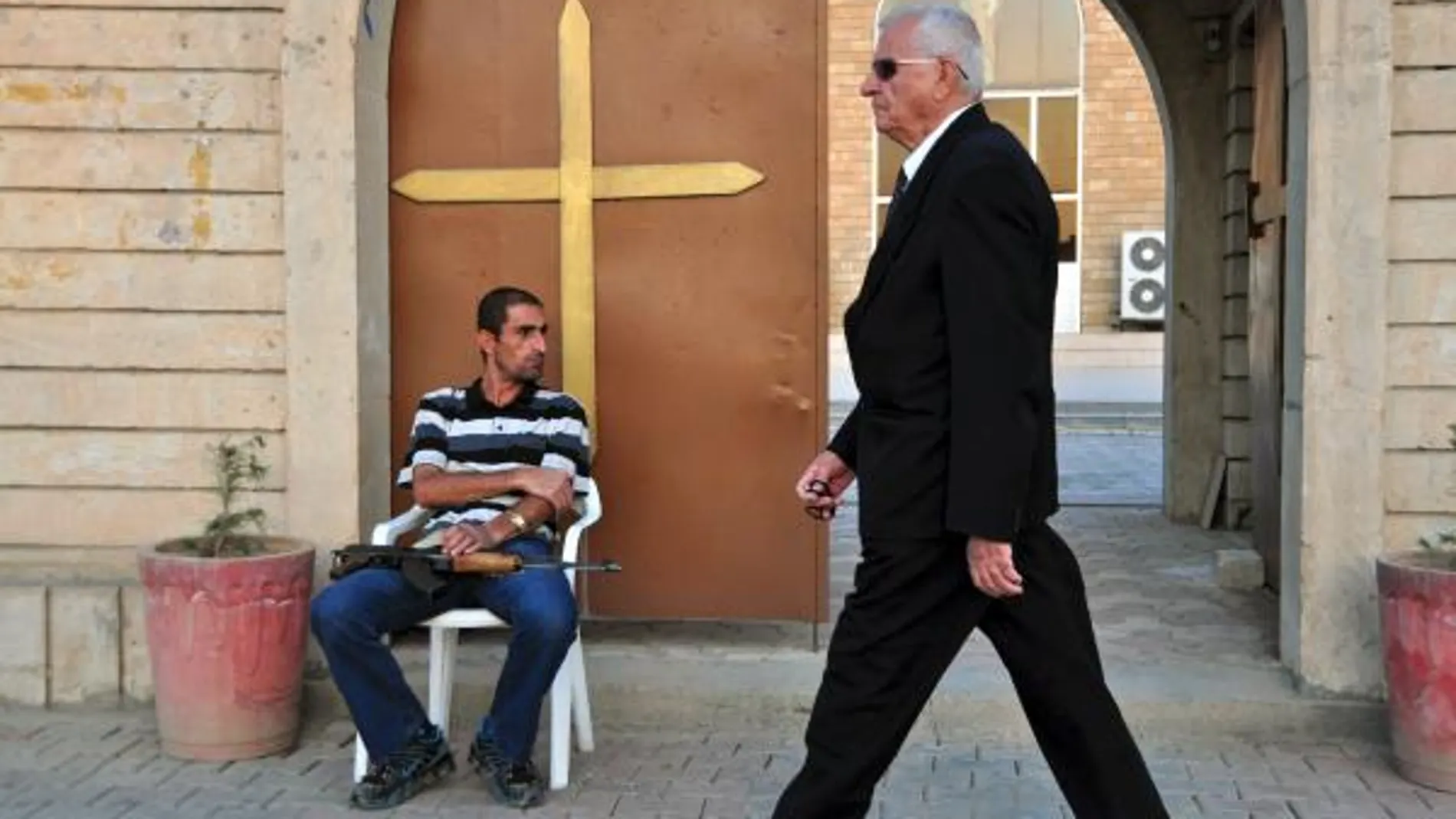 Un guardia vigila la entrada de la Iglesia de St. Joseph en el barrio cristiano de Ankawa, Irak