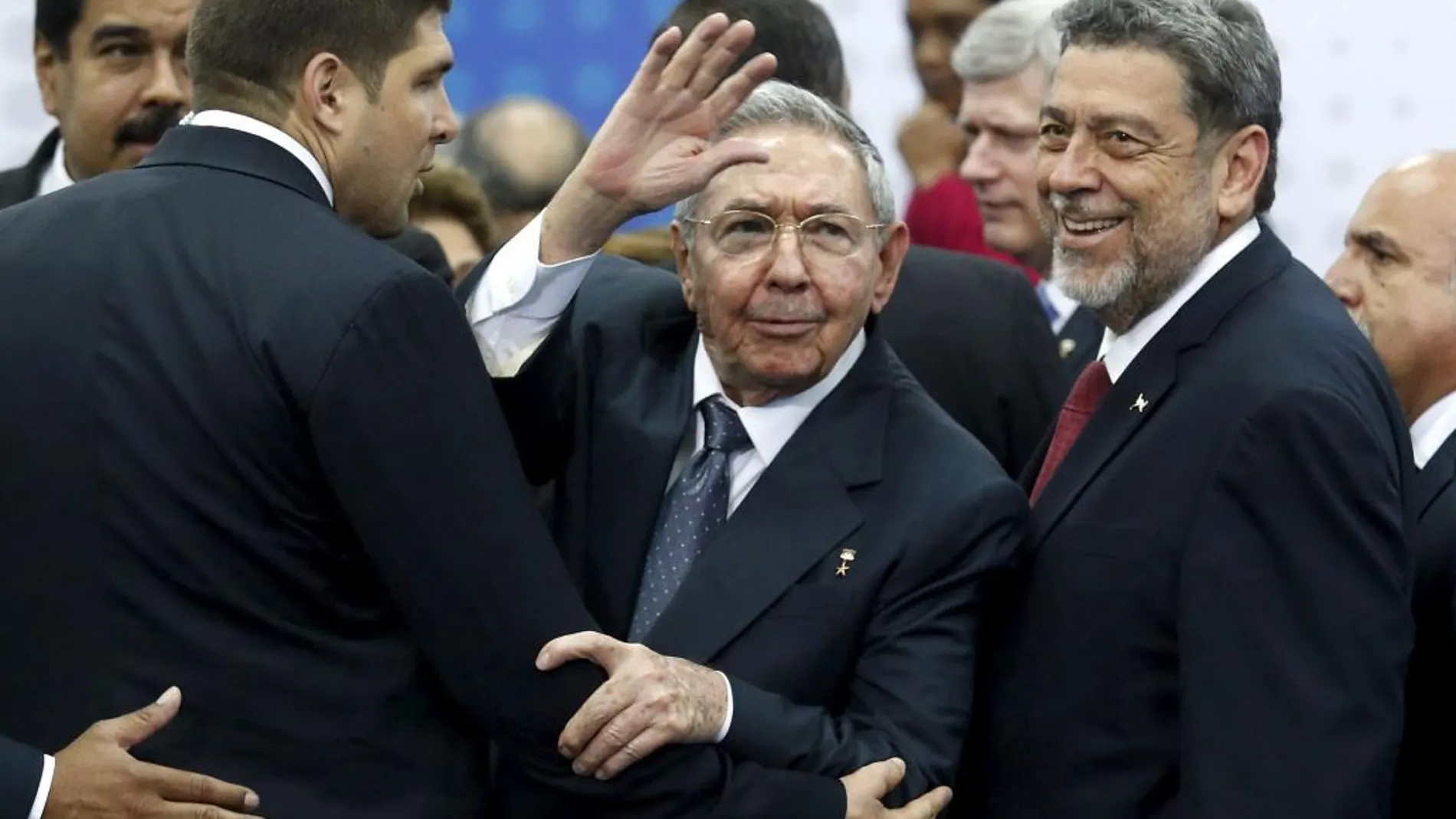 Raúl Castro saluda a los reporteros durante la Cumbre, junto al presidente de San Vicente y Granada, Ralph Everard Gonsalves