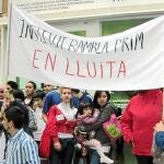 Alumnos, profesores y delegados sindicales de CC OO y Ustec se encerraron en el IES Rambla Prim de Barcelona
