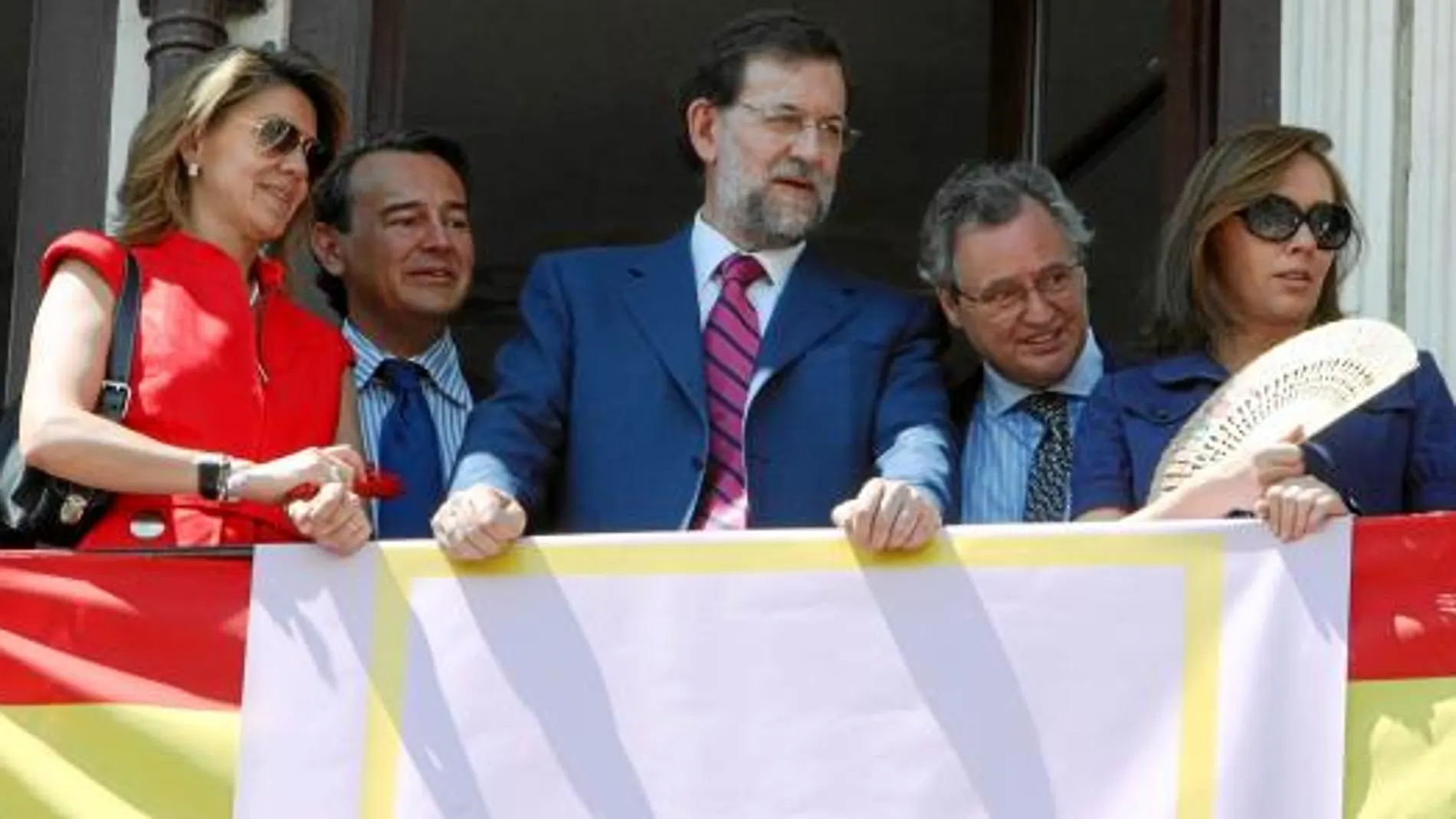 De izquierda a derecha, Cospedal, el senador Agustín Conde, Mariano Rajoy, Ignacio López del Hierro y Elvira Fernández