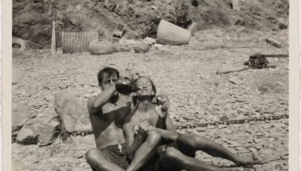 Luis Buñuel con Dalí, en la playa