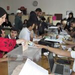 Una ciudadana ceutí deposita su voto en la urna de un colegio electoral de Ceuta