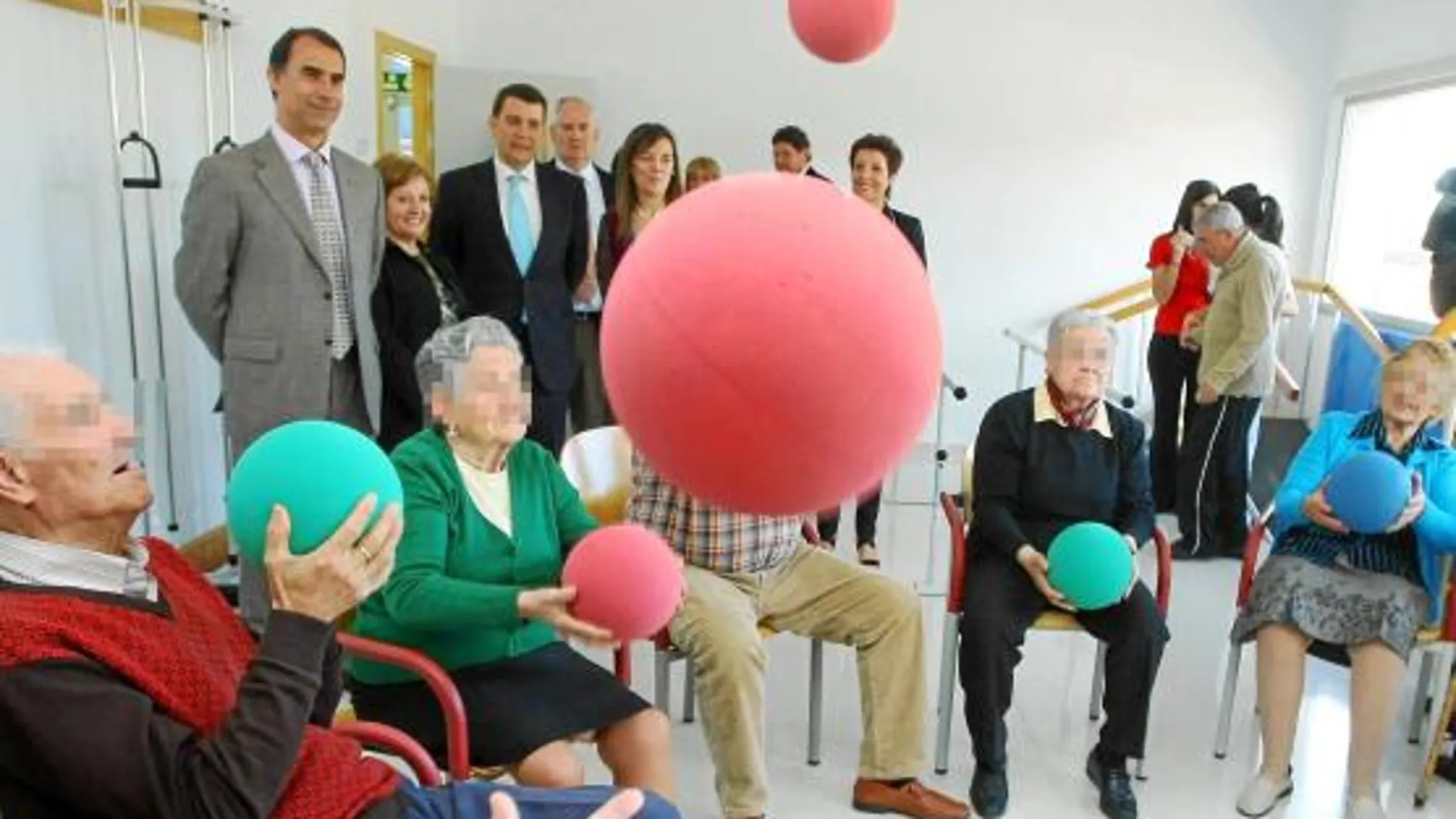 El consejero de Familia e Igualdad de Oportunidades, César Antón, inaugura un Centro de Día en Ponferrada