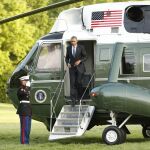 El presidente estadounidense, Barack Obama, saluda a su llegada a la Casa Blanca en Washington tras una cumbre en Camp David (Maryland)