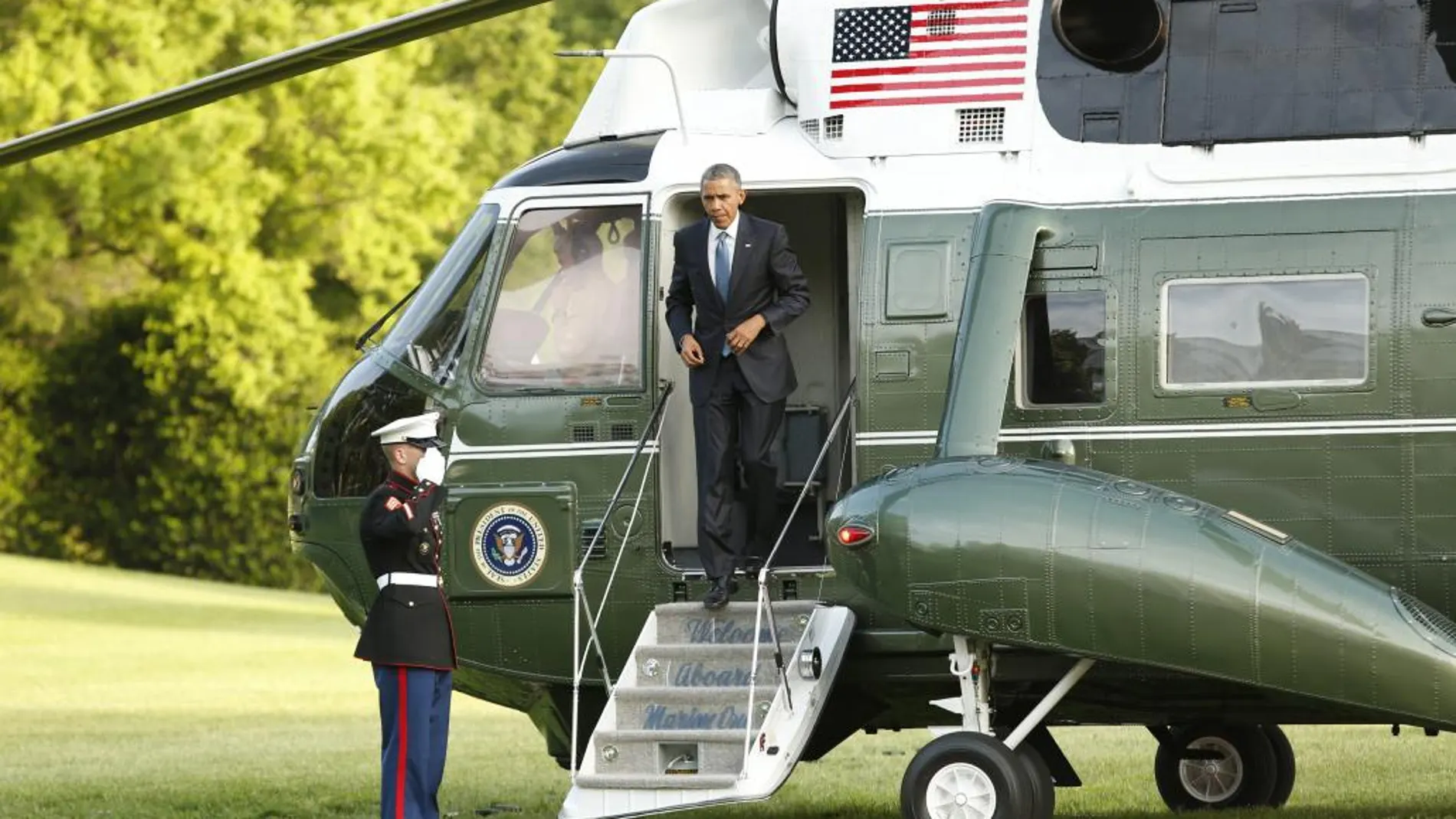 El presidente estadounidense, Barack Obama, saluda a su llegada a la Casa Blanca en Washington tras una cumbre en Camp David (Maryland)