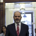 El diputado socialista Manuel Chaves, en los pasillos del Congreso de los Diputados