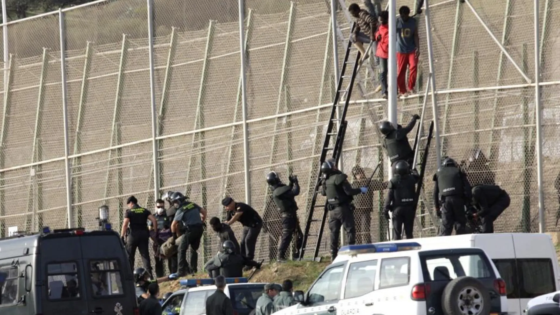 Imagen de la labor que realizan los agentes en la valla fronteriza entre Marruecos y Melilla