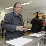 El candidato del PP a la presidencia de la Junta de Castilla y León, Juan Vicente Herrera, vota en las elecciones r