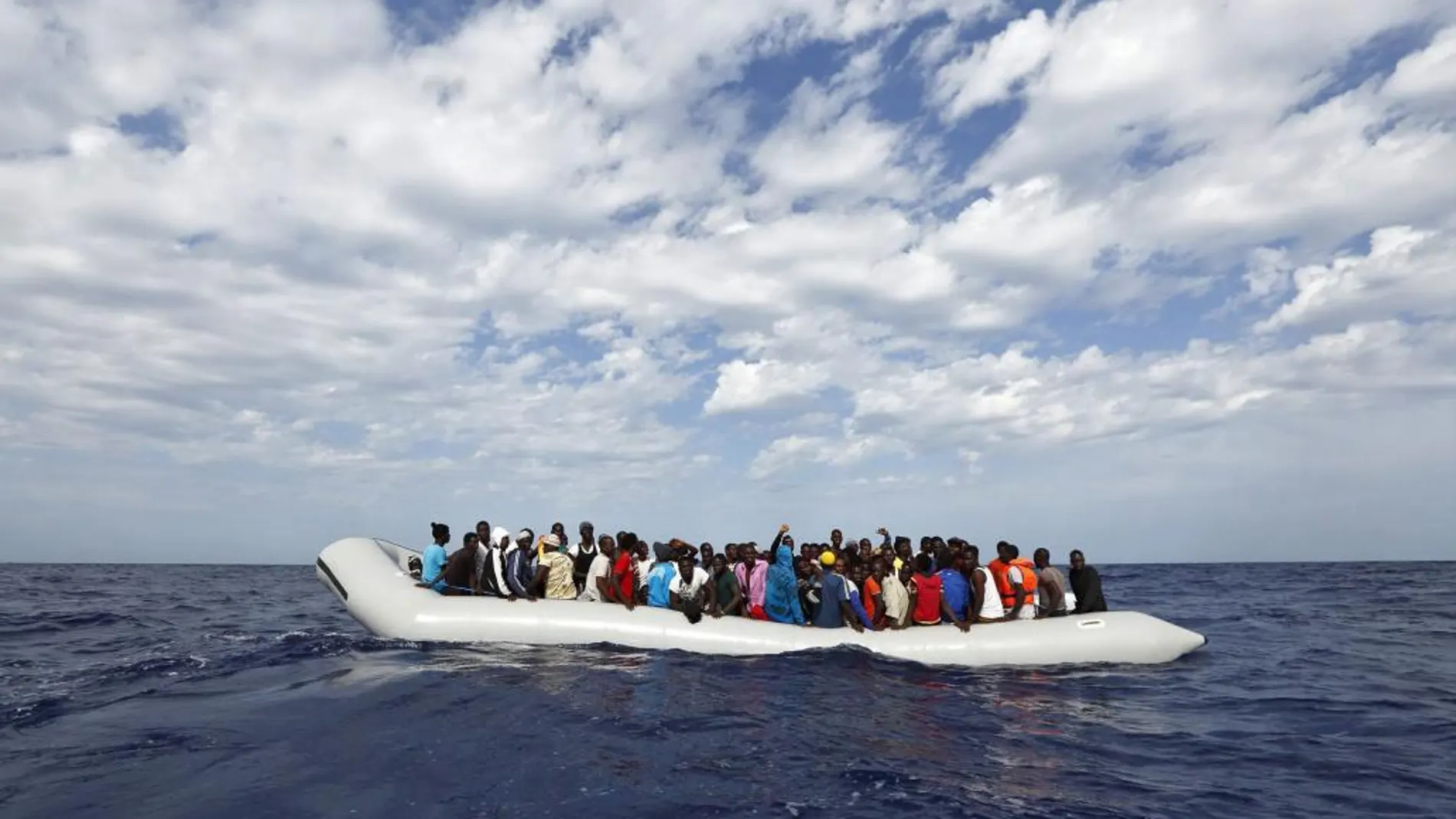 Una barcaza con 105 inmigrantes ayer en Lampedusa.