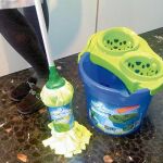 Un cubo de fregona con el agua limpia separada de la sucia