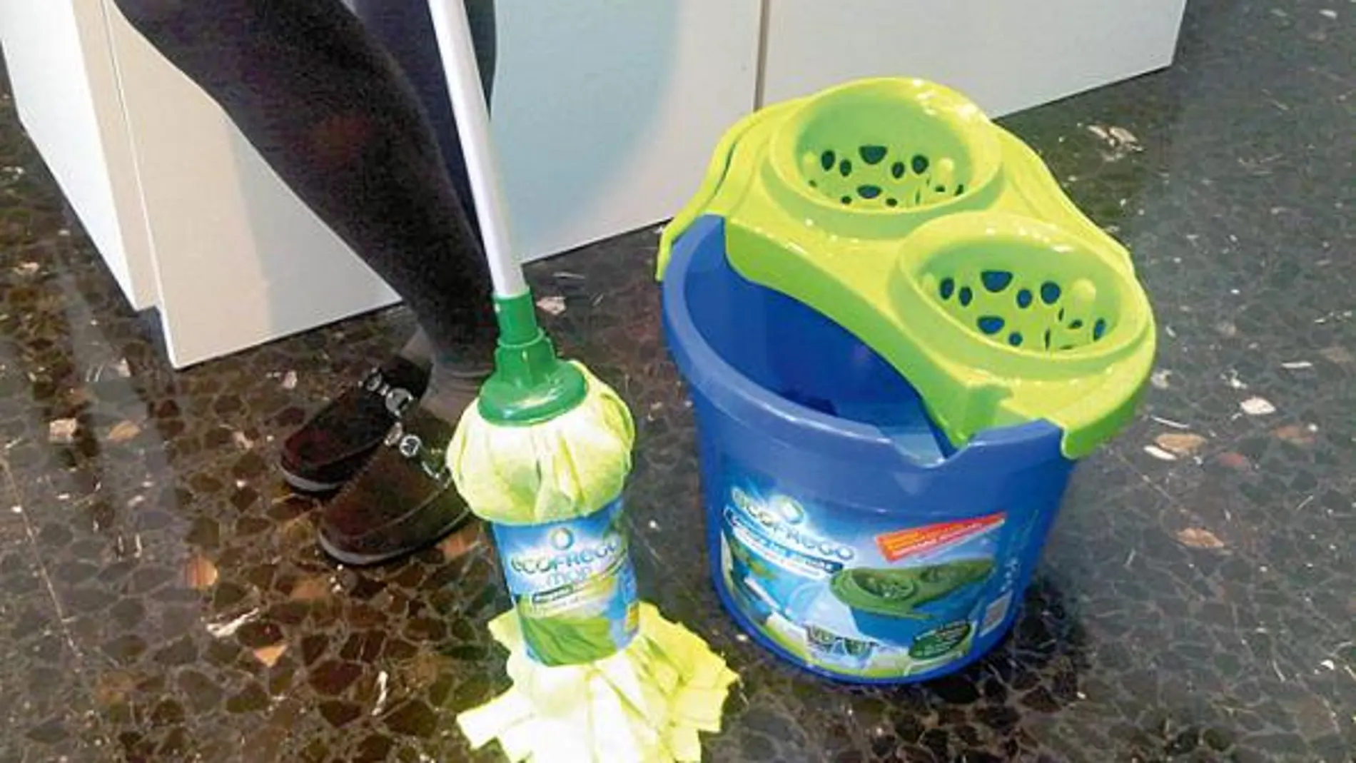Un cubo de fregona con el agua limpia separada de la sucia